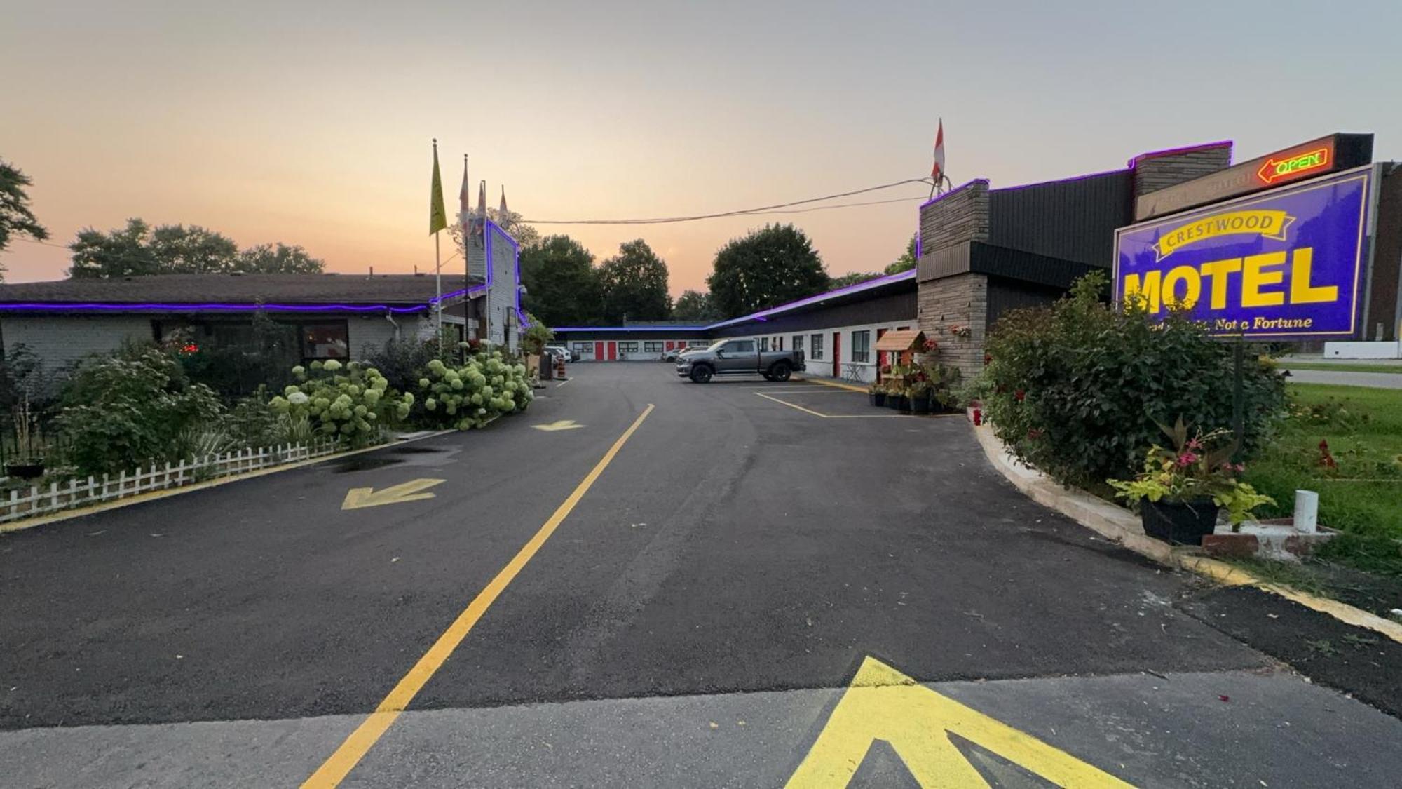 Crestwood Motel Burlington Exterior photo